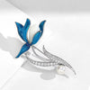 MayTree Brosche "blaue Lilie" , mit Strass-Steinen  und einer Perle, blau