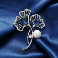 MayTree Brosche "Gingkoblätter mit Perle" , mit Strass-Steinen blau