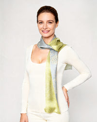 Foulard en soie double face, mandala bleu clair et vert tendre 16x145
