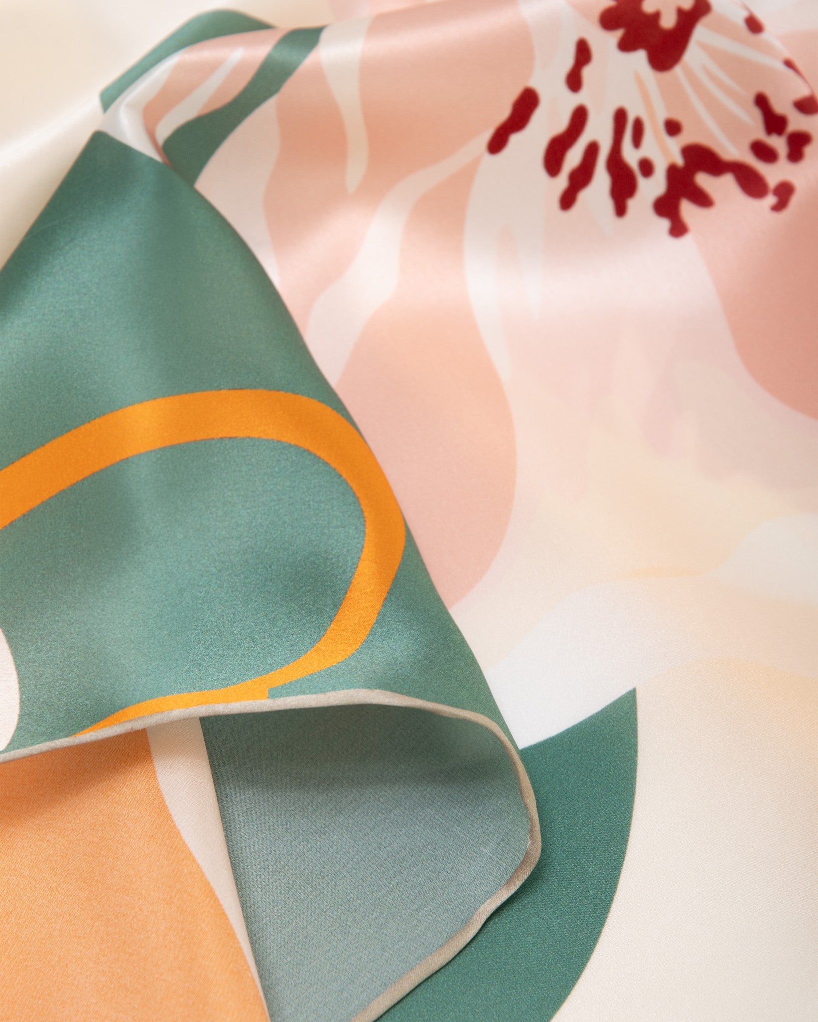 Seidentuch Premium quadratisch 64x64cm handrolliert, Blütenpoesie