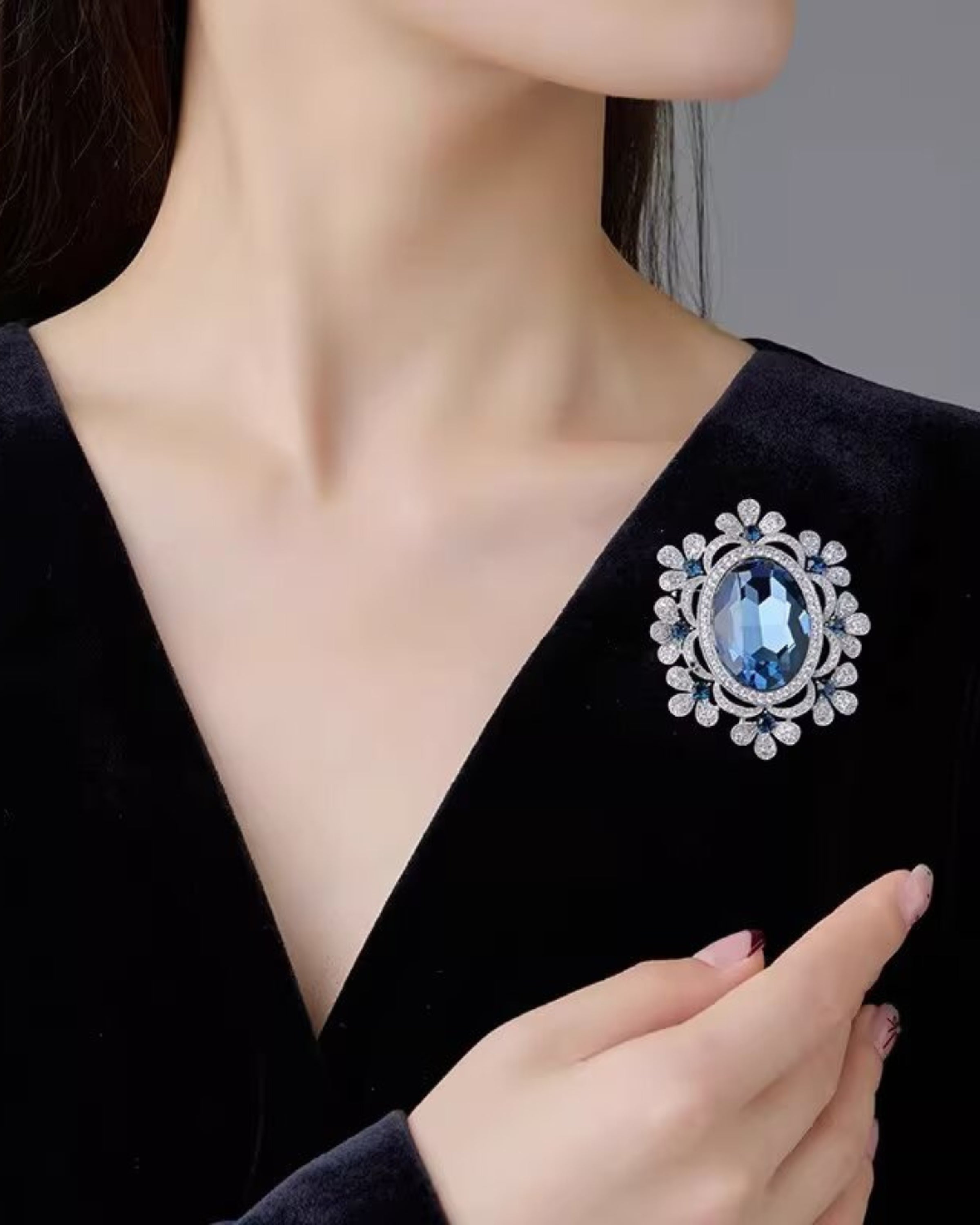 MayTree Brosche "Blaue Kaiserin" , mit Strass-Steinen blau