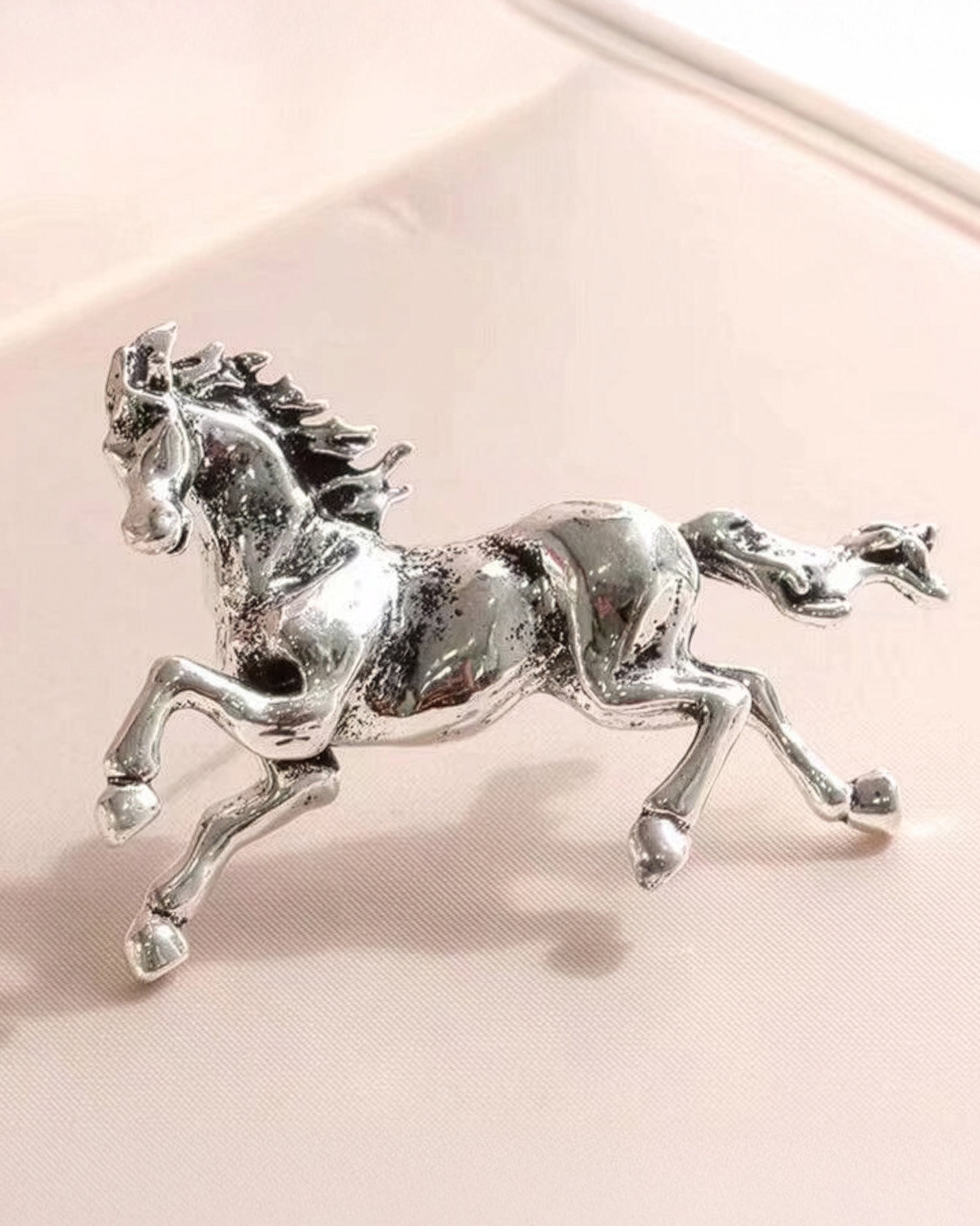 Broszka koń galop w kolorze srebrnym