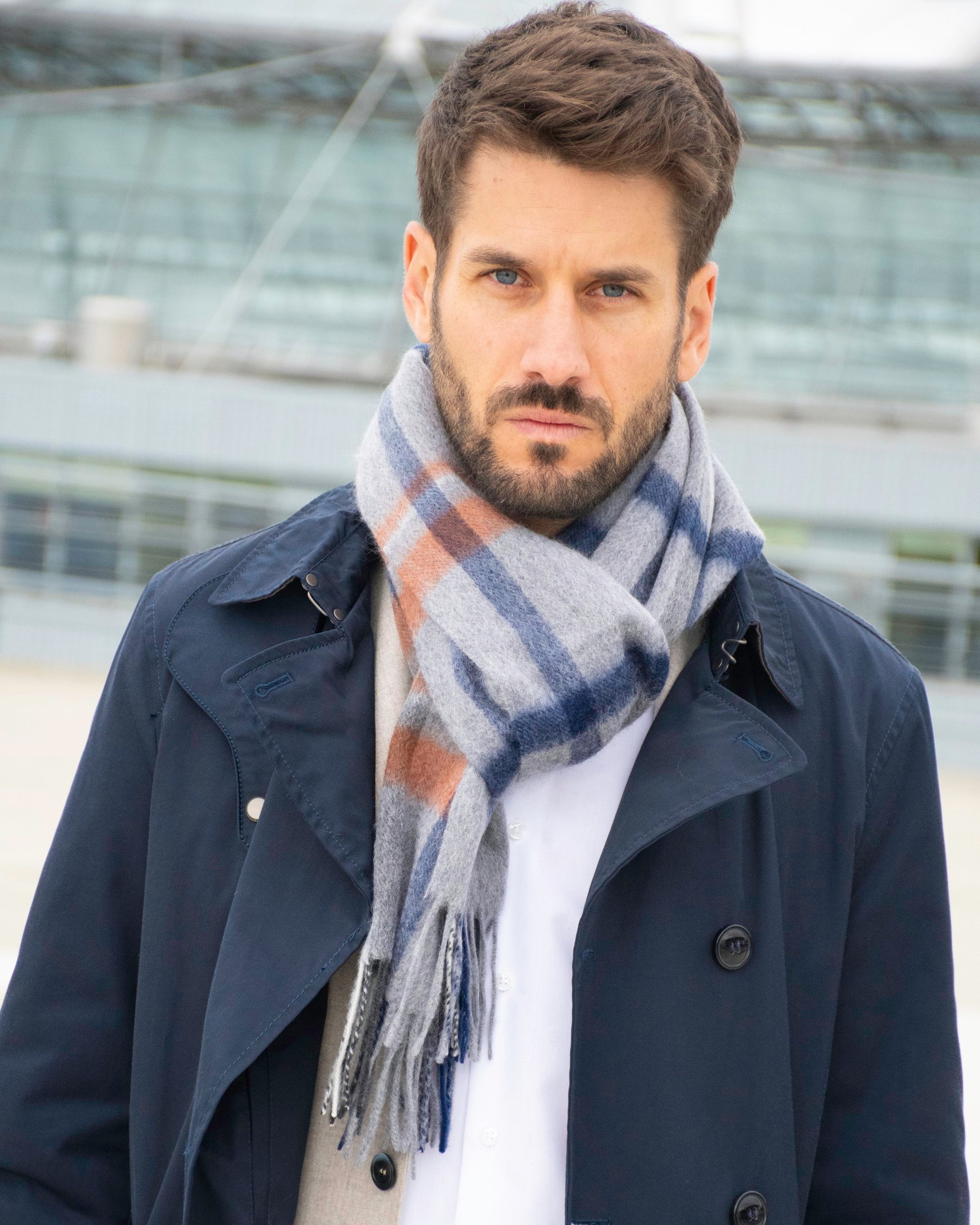 Écharpe cachemire tartan gris blanc bleu