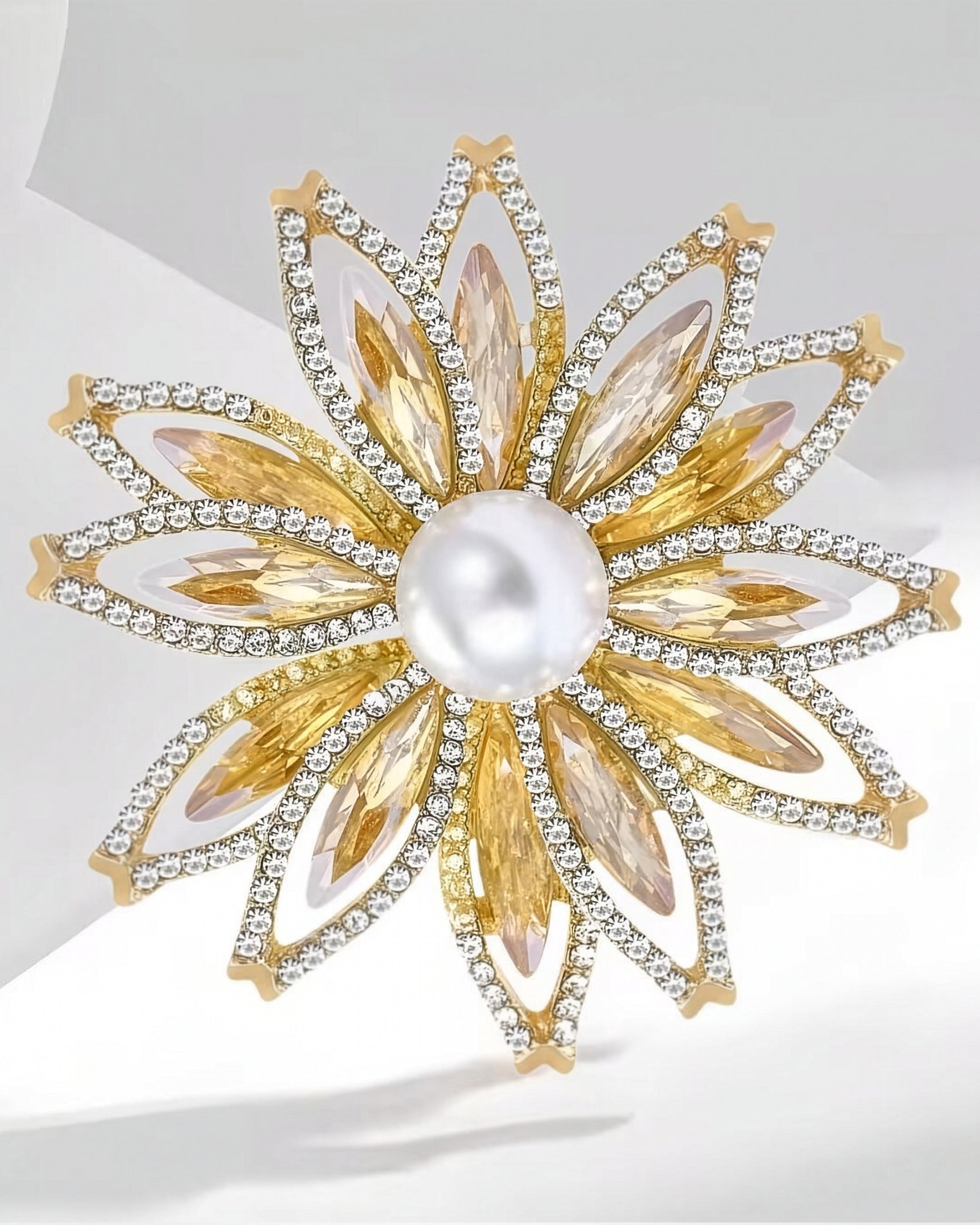 MayTree Brosche "Sommerblüte", gold mit Strass und einer Zierperle