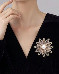 MayTree Brosche "Sommerblüte", gold mit Strass und einer Zierperle