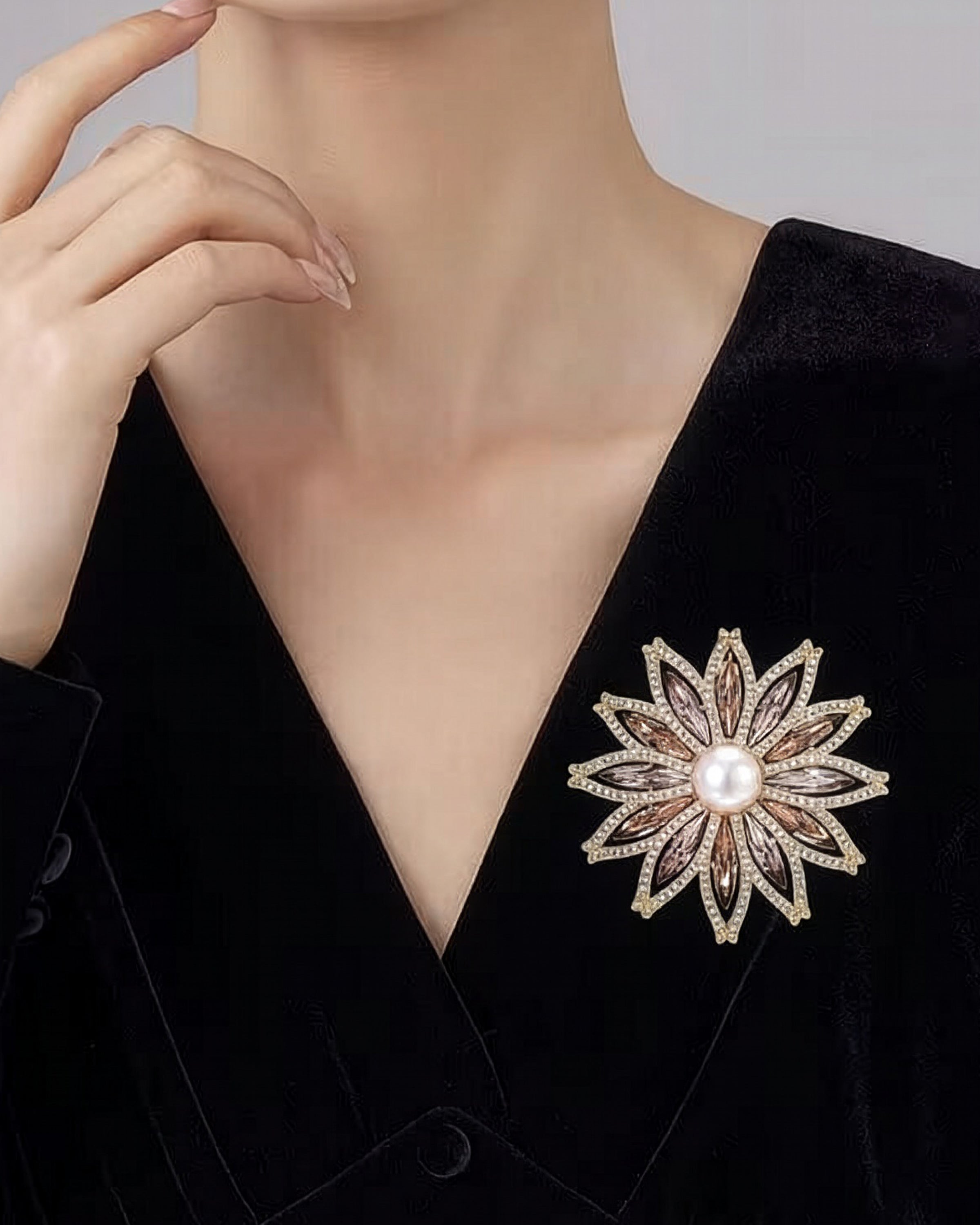 MayTree Brosche "Sommerblüte", gold mit Strass und einer Zierperle
