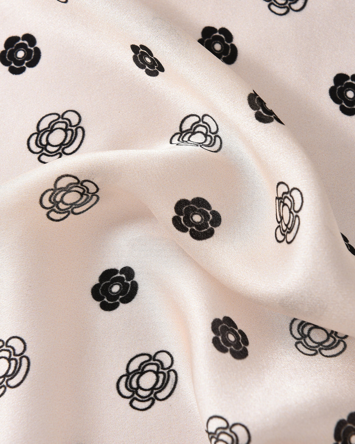 Seidentuch quadratisch Flower Dot 53x53 cm – 100 % Seide, weiß schwarz