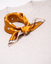 Jedwabna apaszka w małe kropki