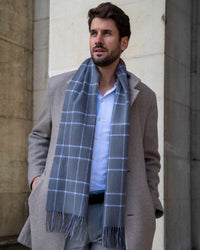 Écharpe en cachemire à carreaux fins gris