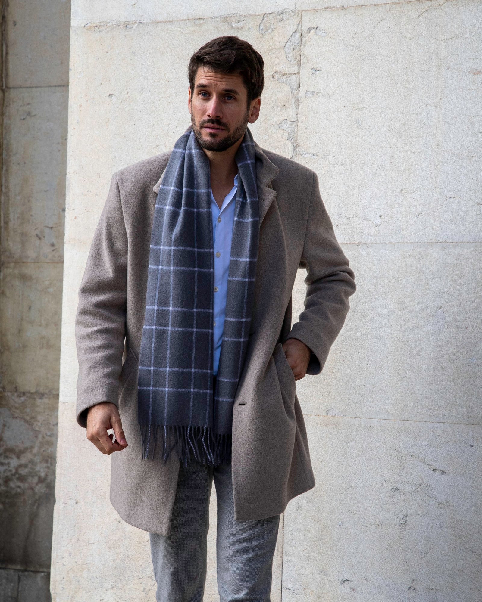 Écharpe en cachemire à carreaux fins gris