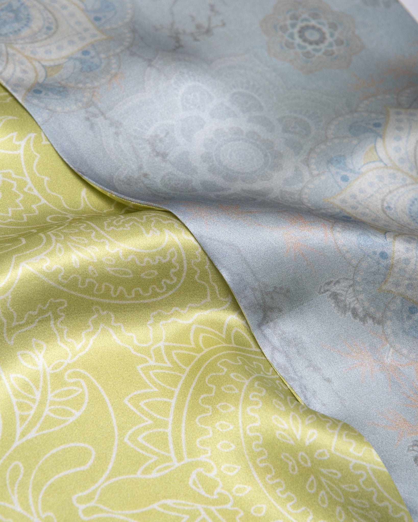 Seidenschal beidseitig, Mandala hellblau und zartgrün 16x145