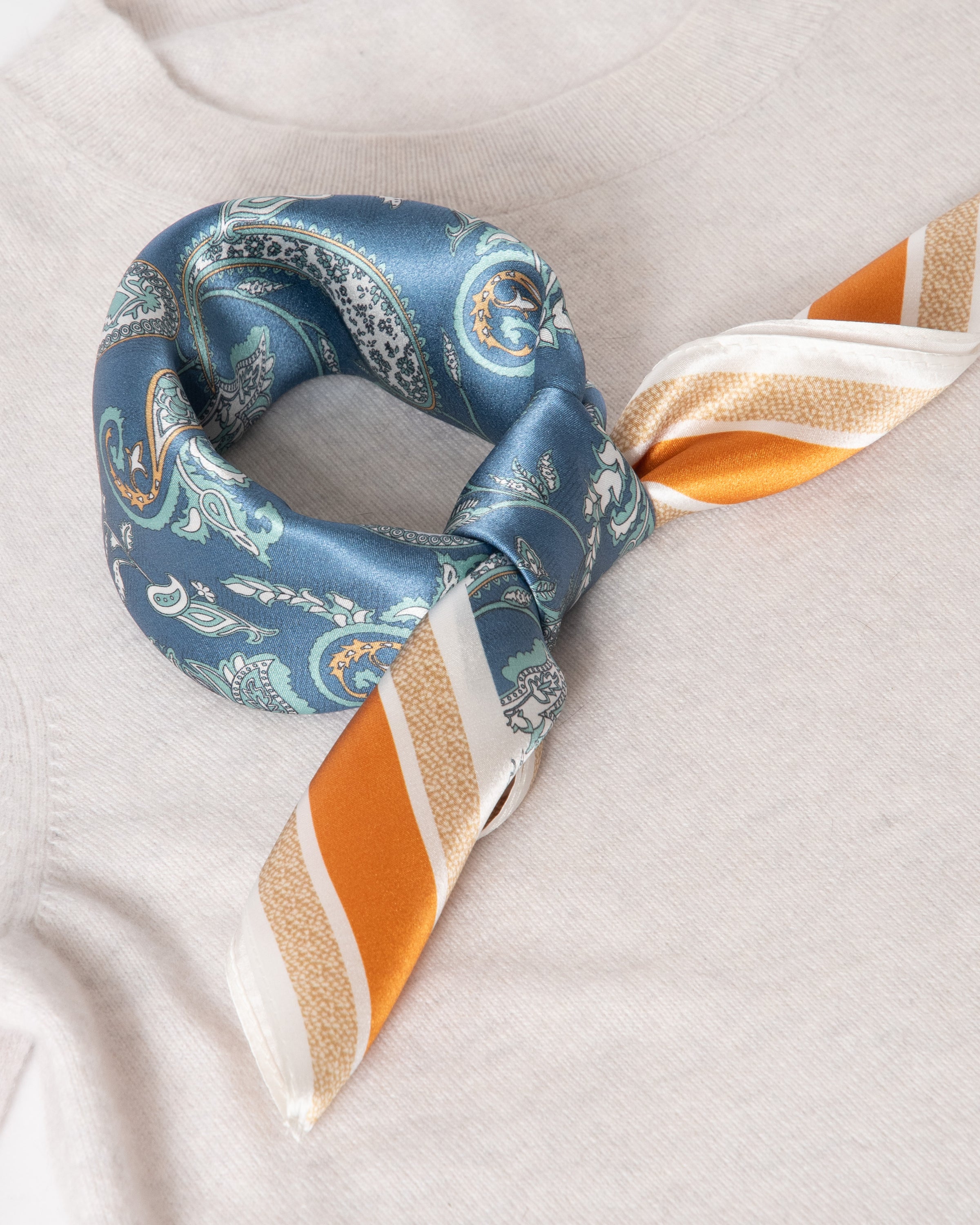 Carré de soie Paisley 53x53 bleu jean orange