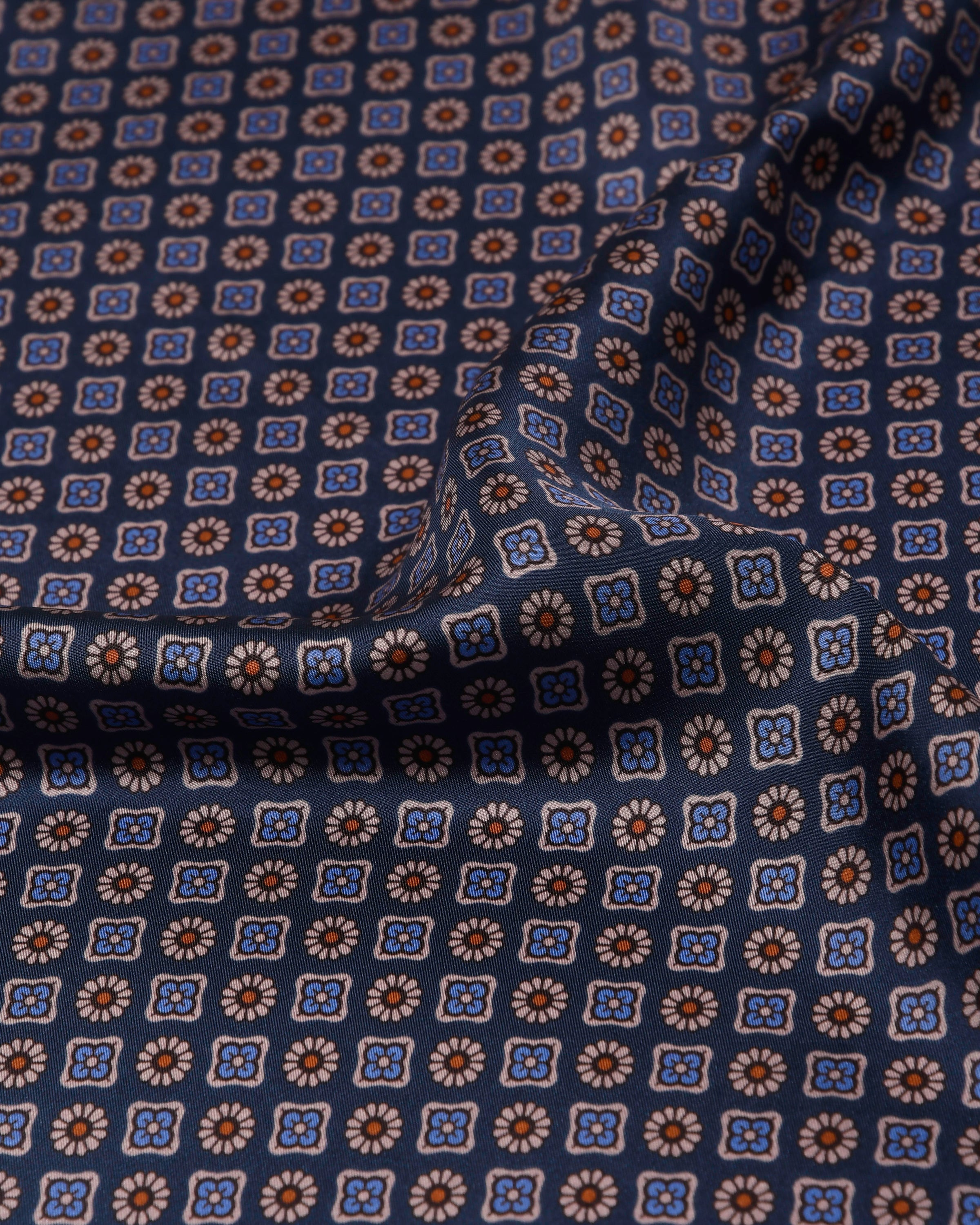 Handrolliertes Herrenseidentuch aus Twill-Seide 53x53, dezente Muster blau