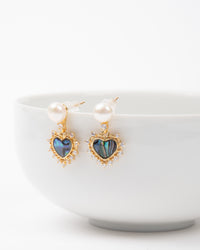 Boucles d'oreilles avec perle d'eau douce, coeur en ormeau et zirconium