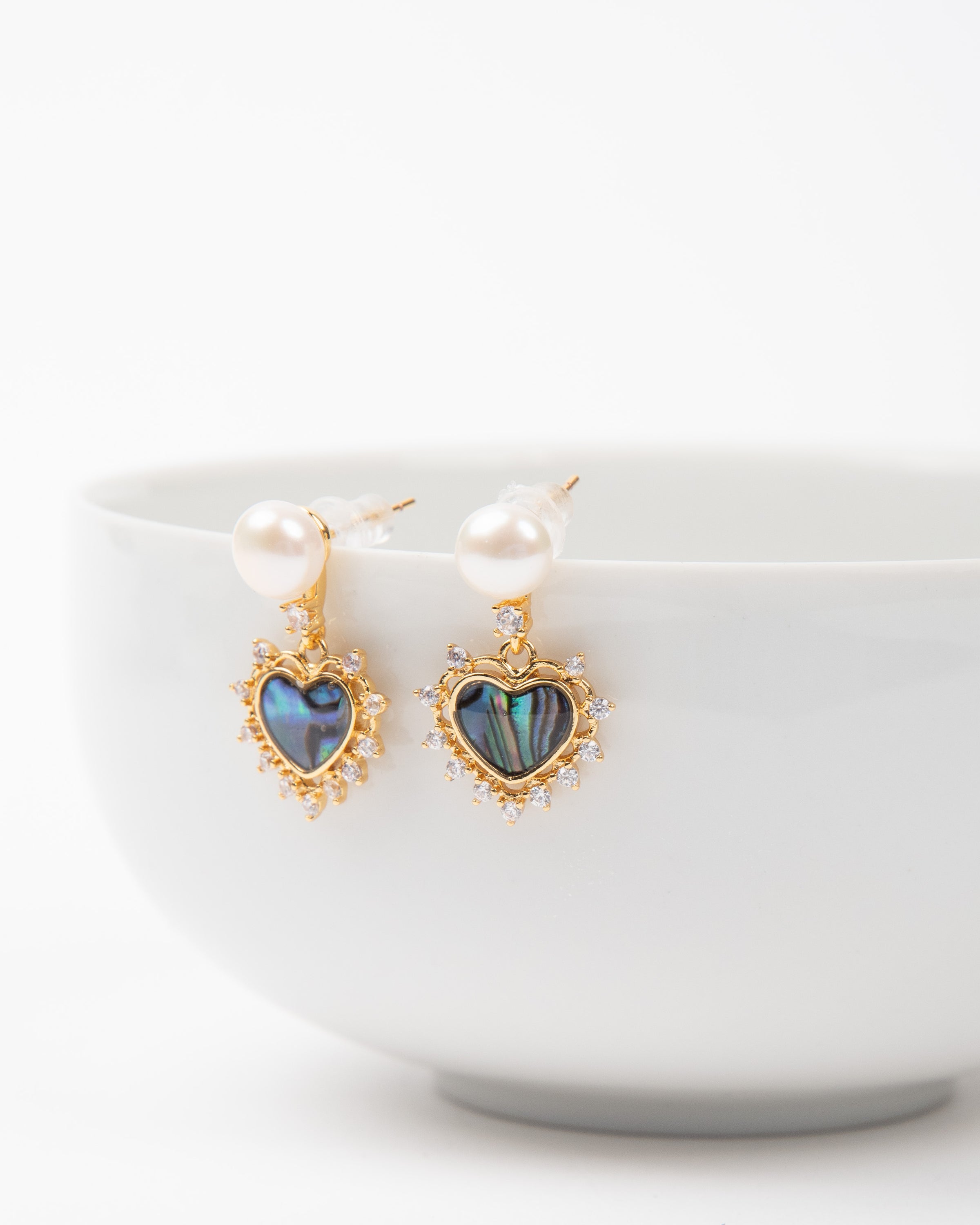 Boucles d'oreilles avec perle d'eau douce, coeur en ormeau et zirconium