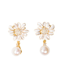 Margarite flower earrings with freshwater pearl